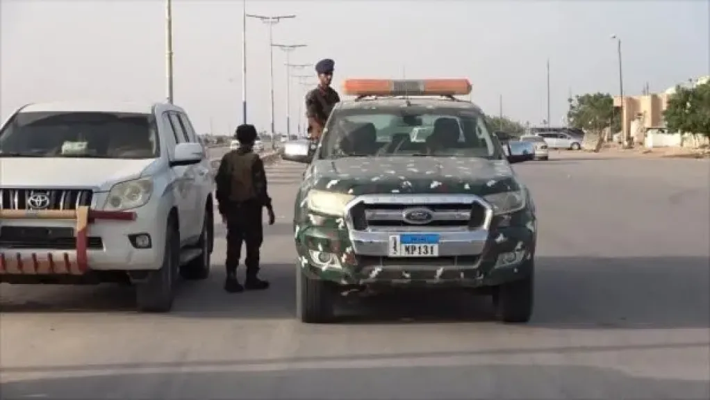 كان في طريقه إلى إيران.. صيد حوثي ثمين في قبضة الشرعية.. والقبض على متسليين أجانب